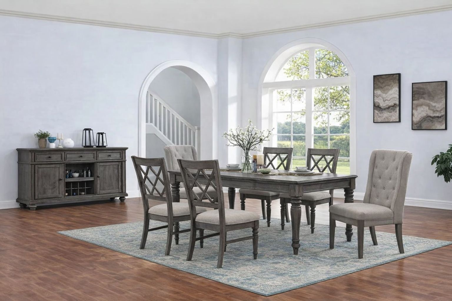 Elegant matplats i trä med grå stolar och en dukad yta för familjemiddag.